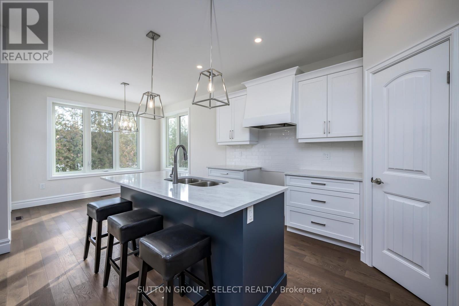 7 Spruce Crescent, North Middlesex (Parkhill), ON - Indoor Photo Showing Kitchen With Double Sink