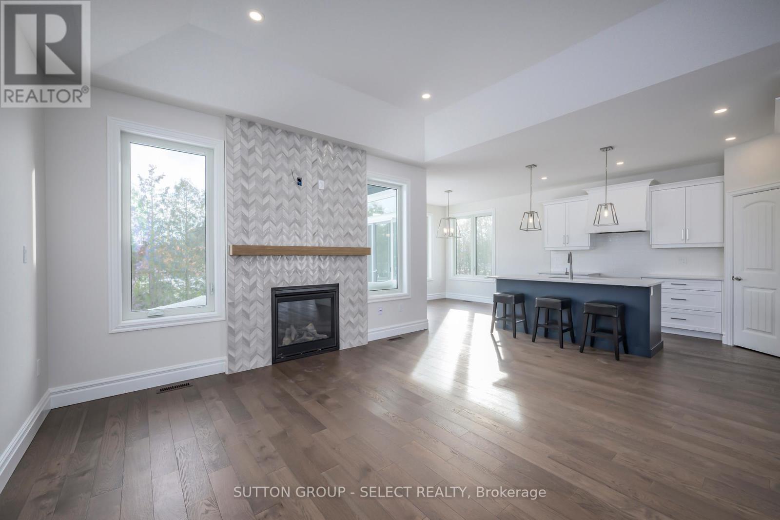 7 Spruce Crescent, North Middlesex (Parkhill), ON - Indoor Photo Showing Living Room With Fireplace