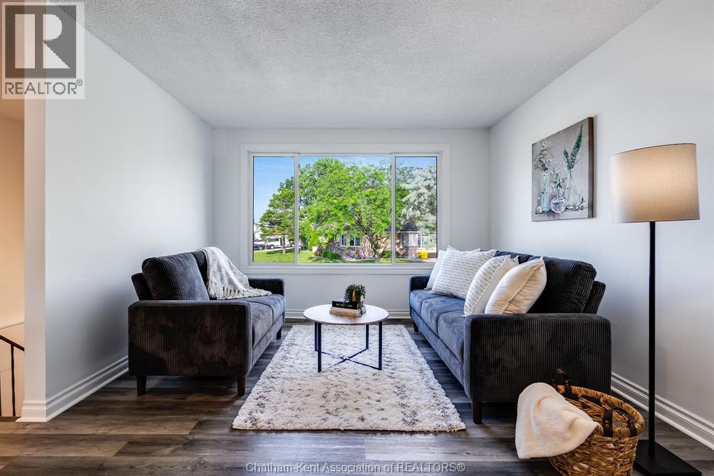 69 Bridle Path Road, Wallaceburg, ON - Indoor Photo Showing Living Room