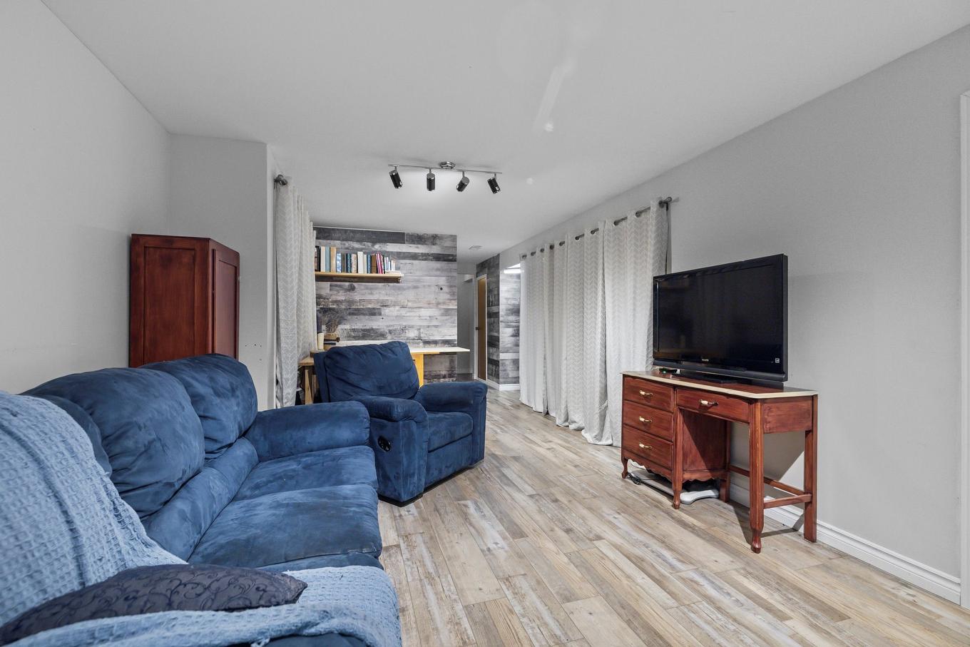 Salle de jeux - 61 Rue Cardinal, Montréal (L'Île-Bizard/Sainte-Geneviève), QC - Indoor Photo Showing Living Room