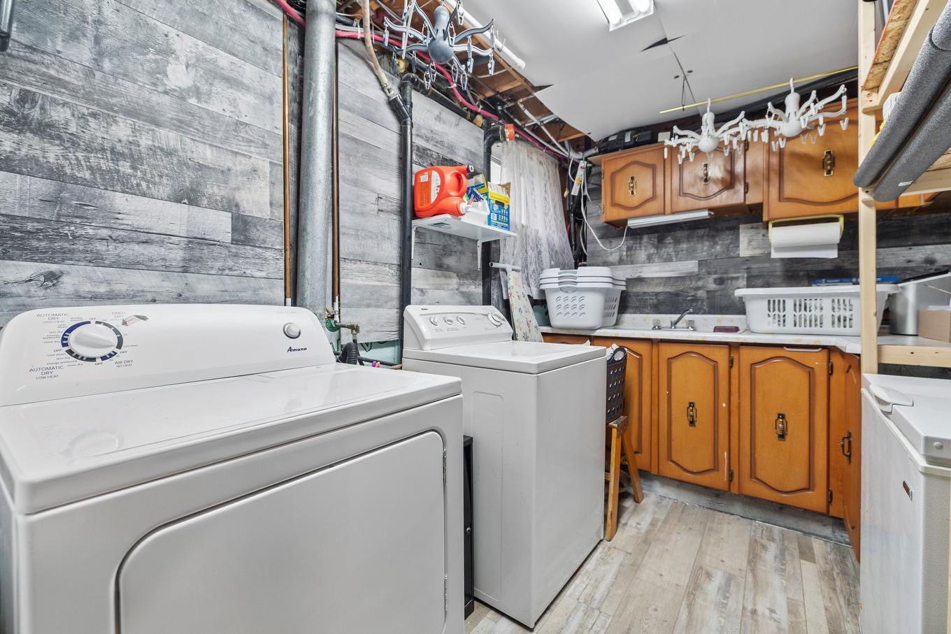 Salle de lavage - 61 Rue Cardinal, Montréal (L'Île-Bizard/Sainte-Geneviève), QC - Indoor Photo Showing Laundry Room