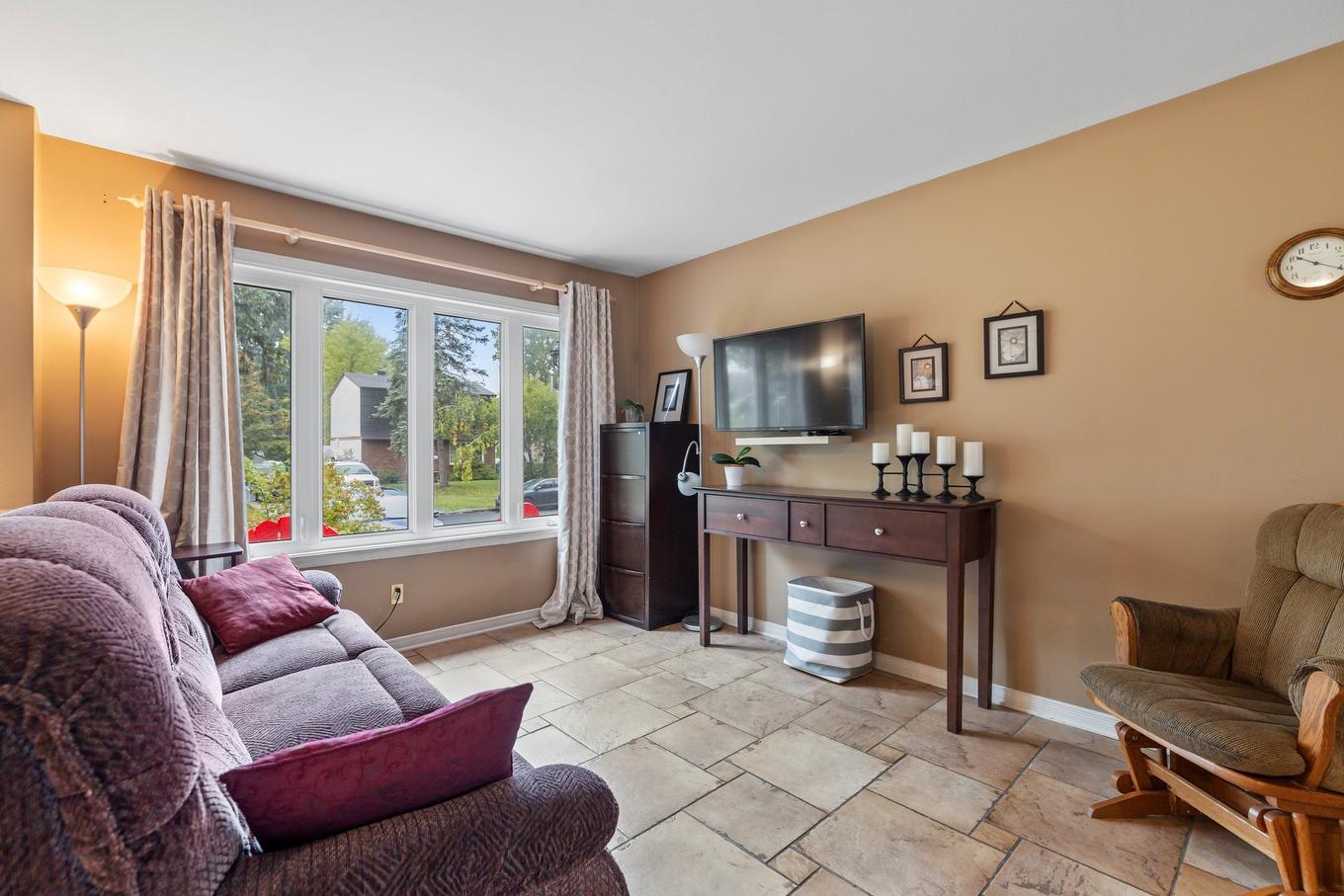 Salon - 61 Rue Cardinal, Montréal (L'Île-Bizard/Sainte-Geneviève), QC - Indoor Photo Showing Living Room