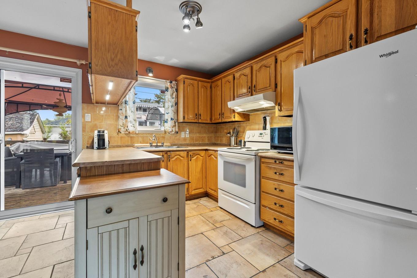 Cuisine - 61 Rue Cardinal, Montréal (L'Île-Bizard/Sainte-Geneviève), QC - Indoor Photo Showing Kitchen