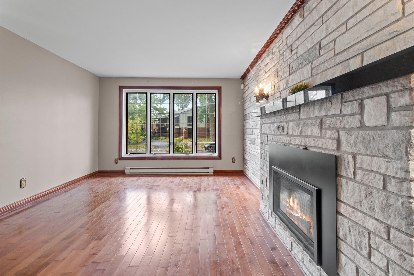 Living room - 3018 Rue William, Longueuil (Saint-Hubert), QC - Indoor With Fireplace