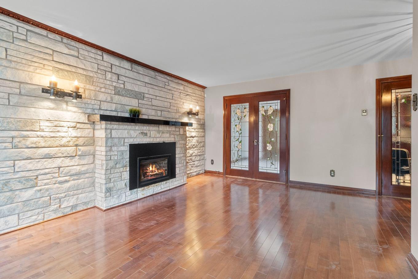 Living room - 3018 Rue William, Longueuil (Saint-Hubert), QC - Indoor Photo Showing Living Room With Fireplace