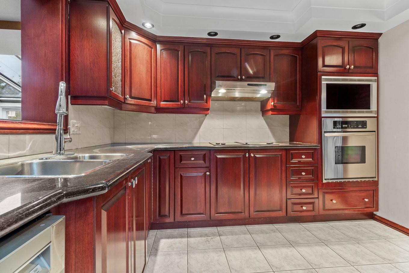 Kitchen - 3018 Rue William, Longueuil (Saint-Hubert), QC - Indoor Photo Showing Kitchen With Double Sink