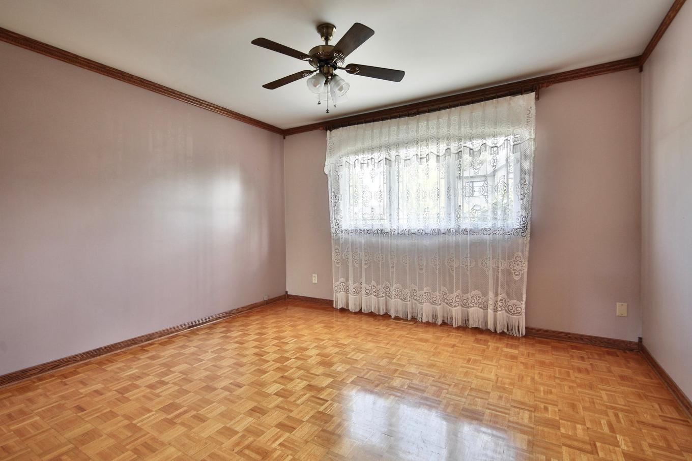 Primary bedroom - 820 Rue Martin, Longueuil (Saint-Hubert), QC - Indoor Photo Showing Other Room