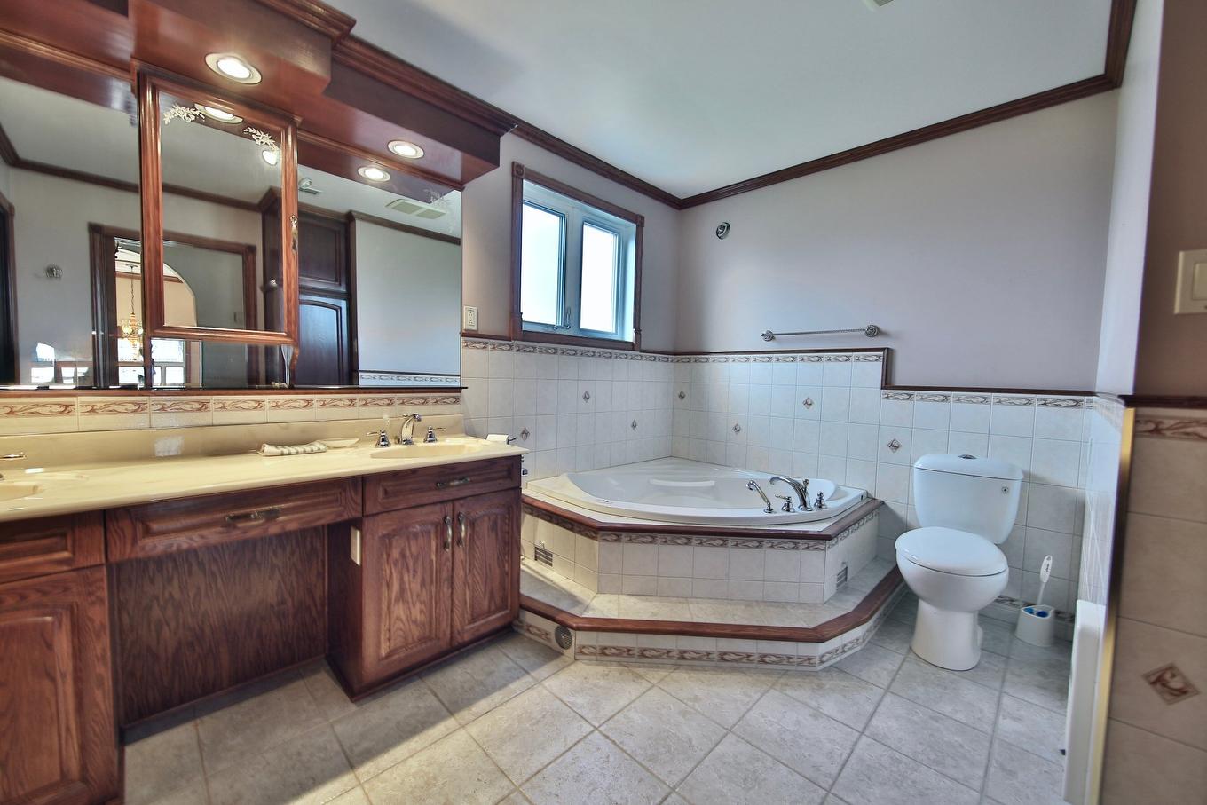 Bathroom - 820 Rue Martin, Longueuil (Saint-Hubert), QC - Indoor Photo Showing Bathroom