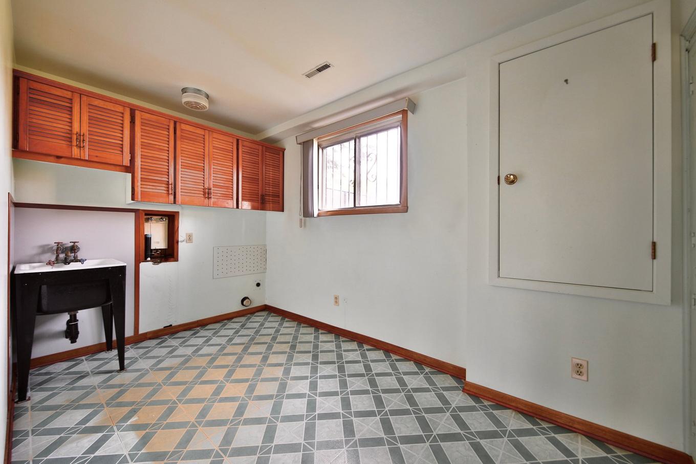 Laundry room - 820 Rue Martin, Longueuil (Saint-Hubert), QC - Indoor Photo Showing Other Room