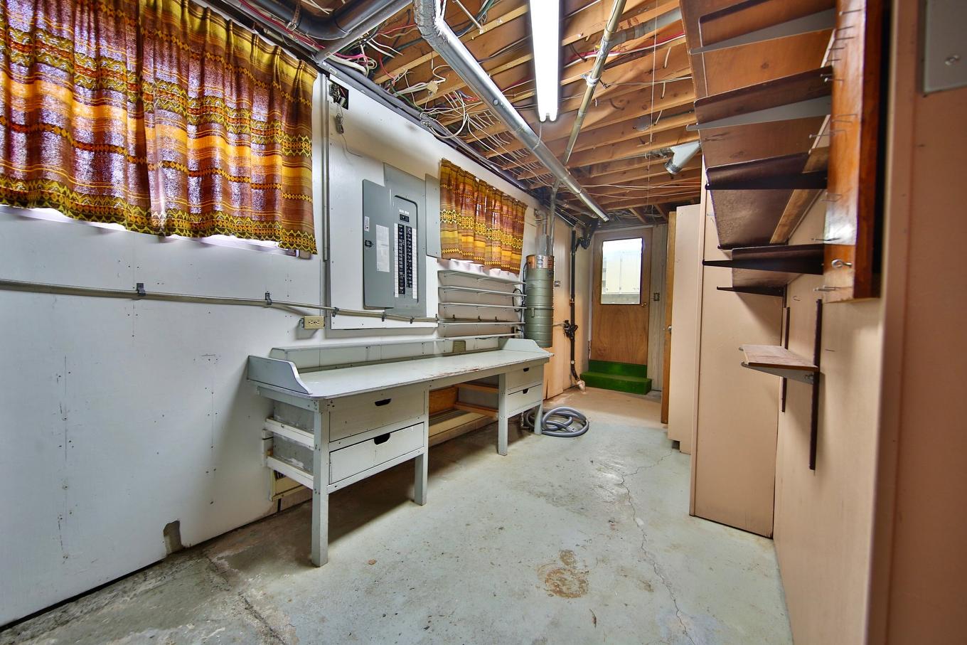 Workshop - 820 Rue Martin, Longueuil (Saint-Hubert), QC - Indoor Photo Showing Basement