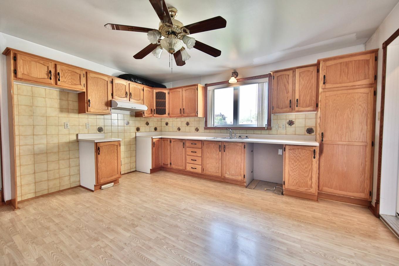 Kitchen - 820 Rue Martin, Longueuil (Saint-Hubert), QC - Indoor Photo Showing Kitchen