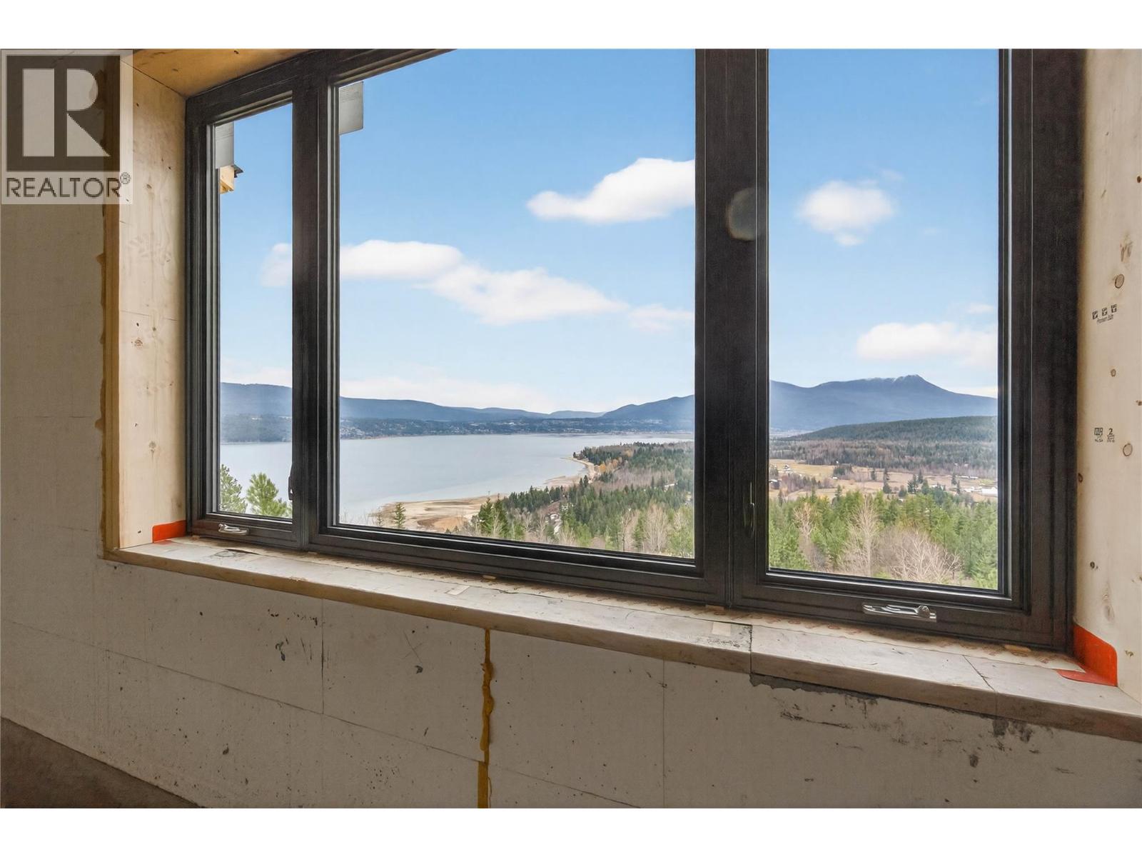 4 Kault Hill Road Unit# 5 Lot# 6, Tappen, BC - Indoor Photo Showing Other Room With Body Of Water