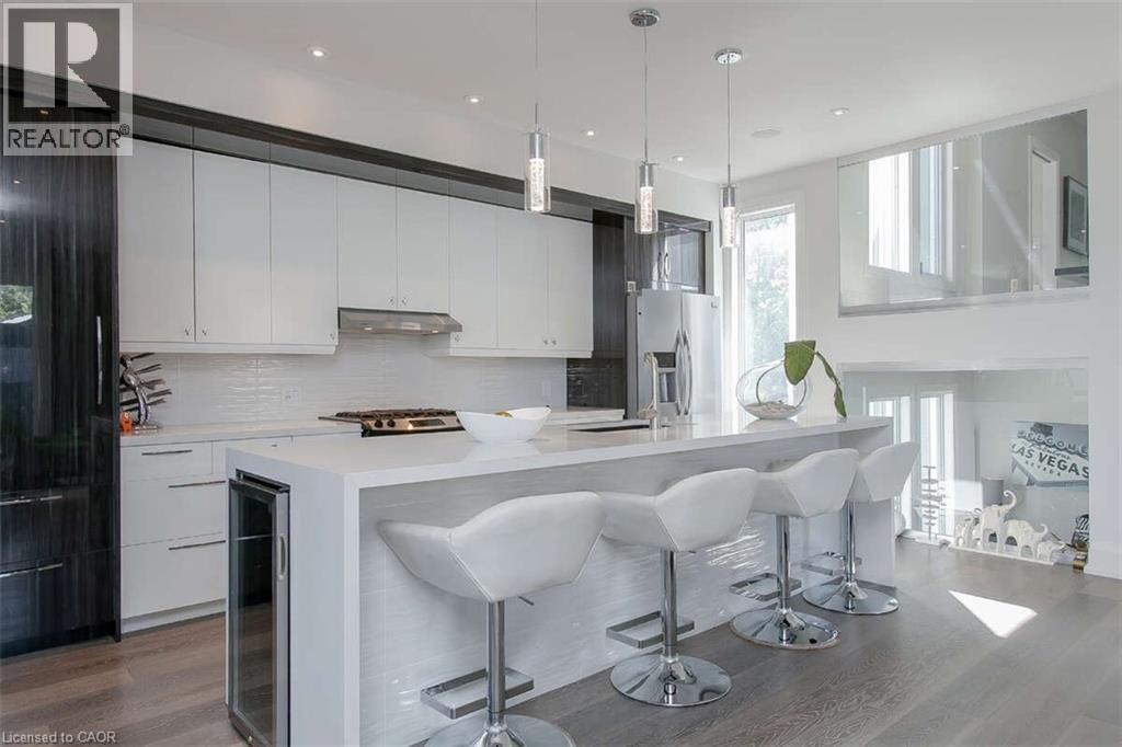975 Beach Boulevard, Hamilton, ON - Indoor Photo Showing Kitchen With Upgraded Kitchen
