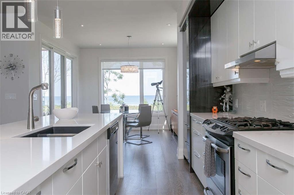 975 Beach Boulevard, Hamilton, ON - Indoor Photo Showing Kitchen With Stainless Steel Kitchen With Double Sink With Upgraded Kitchen