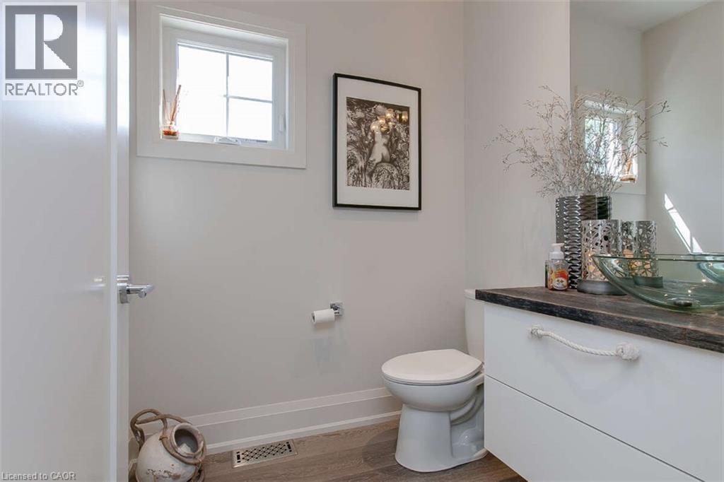 975 Beach Boulevard, Hamilton, ON - Indoor Photo Showing Bathroom