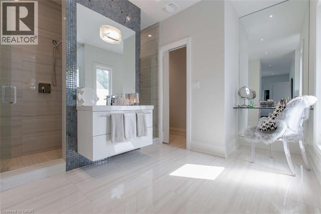 975 Beach Boulevard, Hamilton, ON - Indoor Photo Showing Bathroom