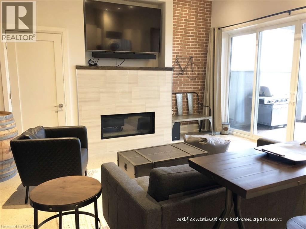 975 Beach Boulevard, Hamilton, ON - Indoor Photo Showing Living Room With Fireplace