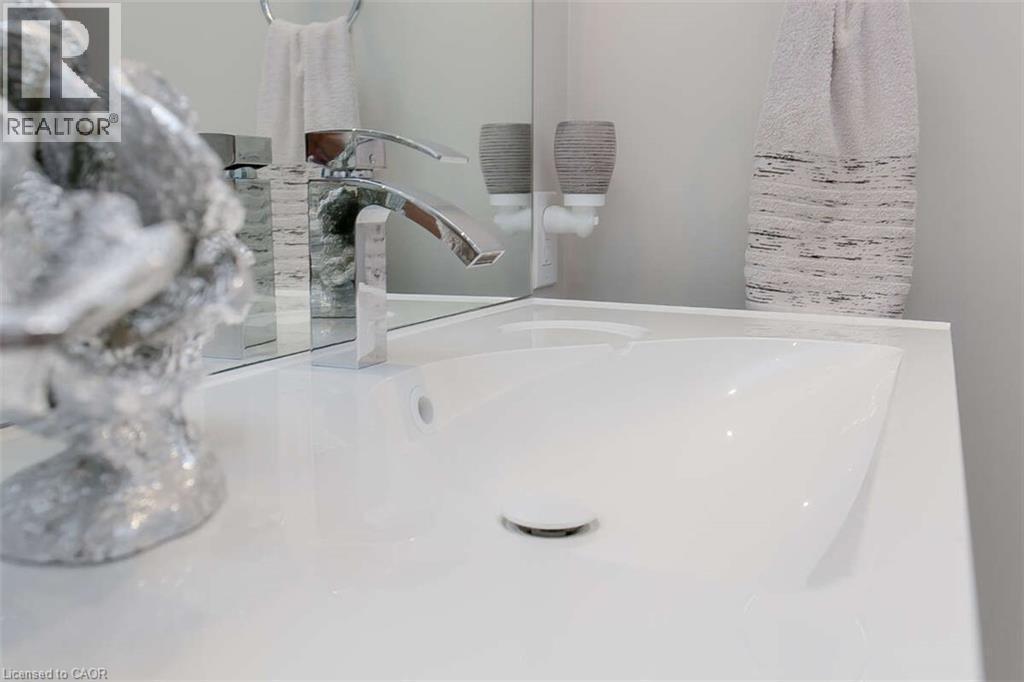 975 Beach Boulevard, Hamilton, ON - Photo Showing Bathroom