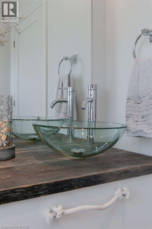 975 Beach Boulevard, Hamilton, ON - Indoor Photo Showing Bathroom