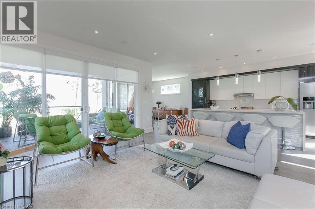 975 Beach Boulevard, Hamilton, ON - Indoor Photo Showing Living Room