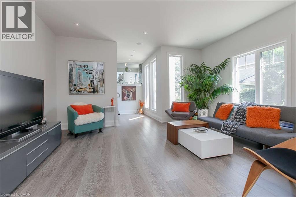 975 Beach Boulevard, Hamilton, ON - Indoor Photo Showing Living Room