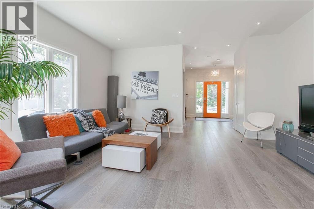 975 Beach Boulevard, Hamilton, ON - Indoor Photo Showing Living Room