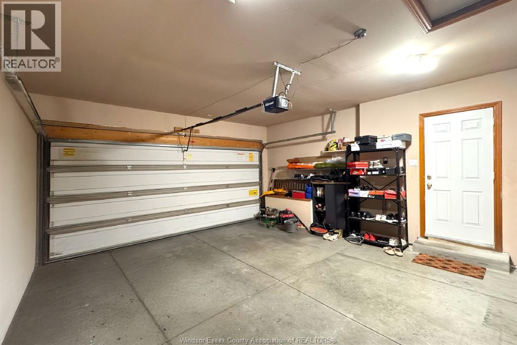 1432 Meridian Street Unit# Upper, Windsor, ON - Indoor Photo Showing Garage