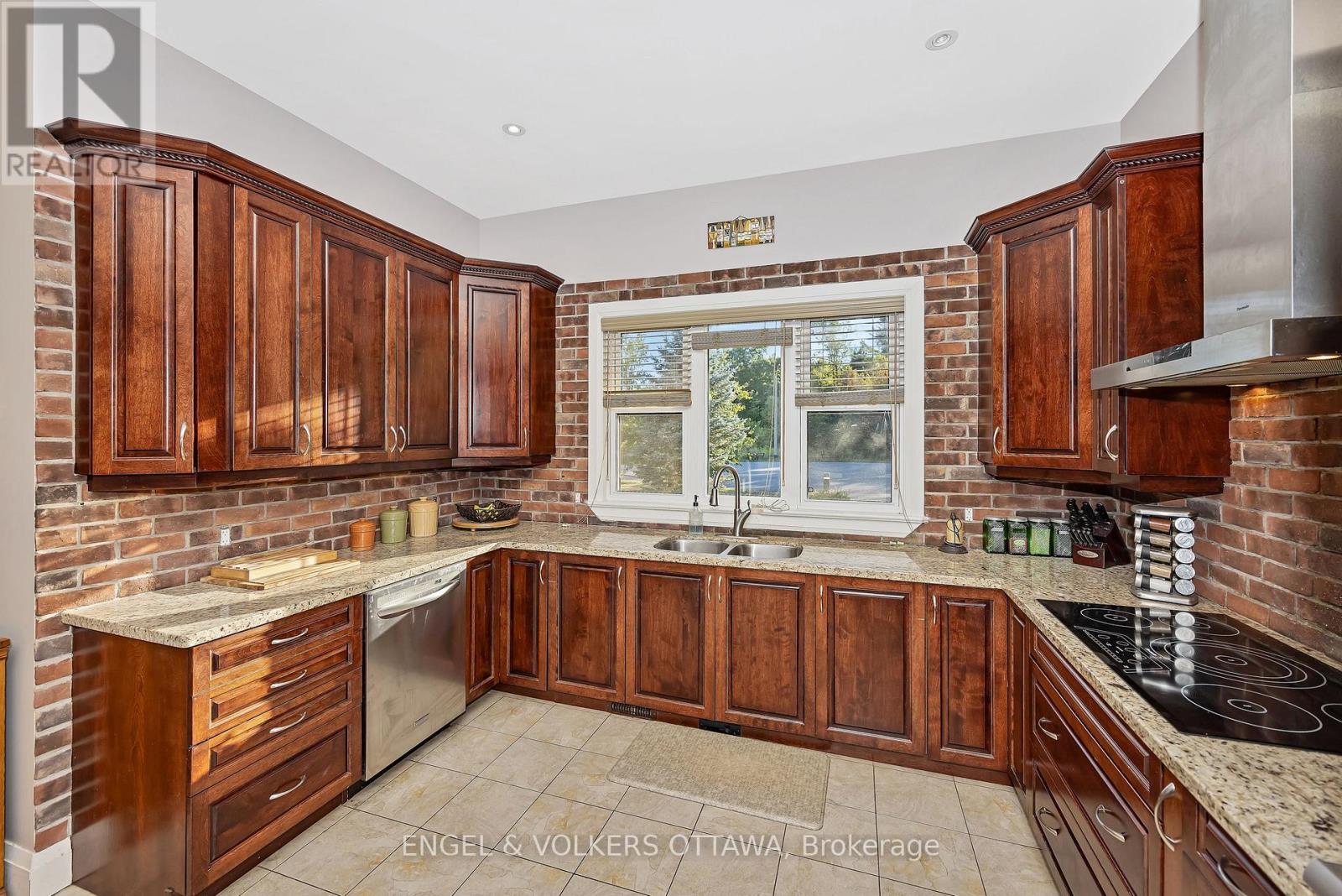 1836 Whitemarsh Crescent, Ottawa, ON - Indoor Photo Showing Kitchen With Double Sink