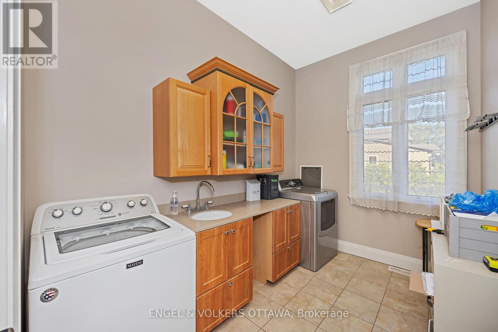 1836 Whitemarsh Crescent, Ottawa, ON - Indoor Photo Showing Laundry Room