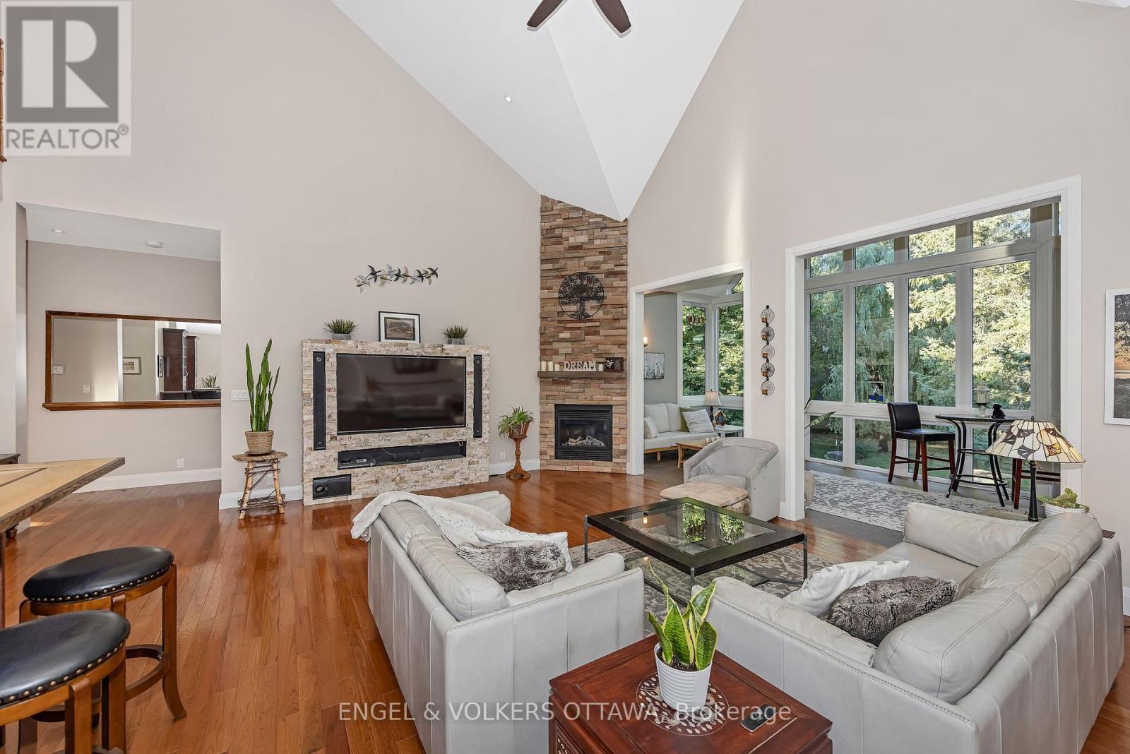 1836 Whitemarsh Crescent, Ottawa, ON - Indoor Photo Showing Living Room With Fireplace