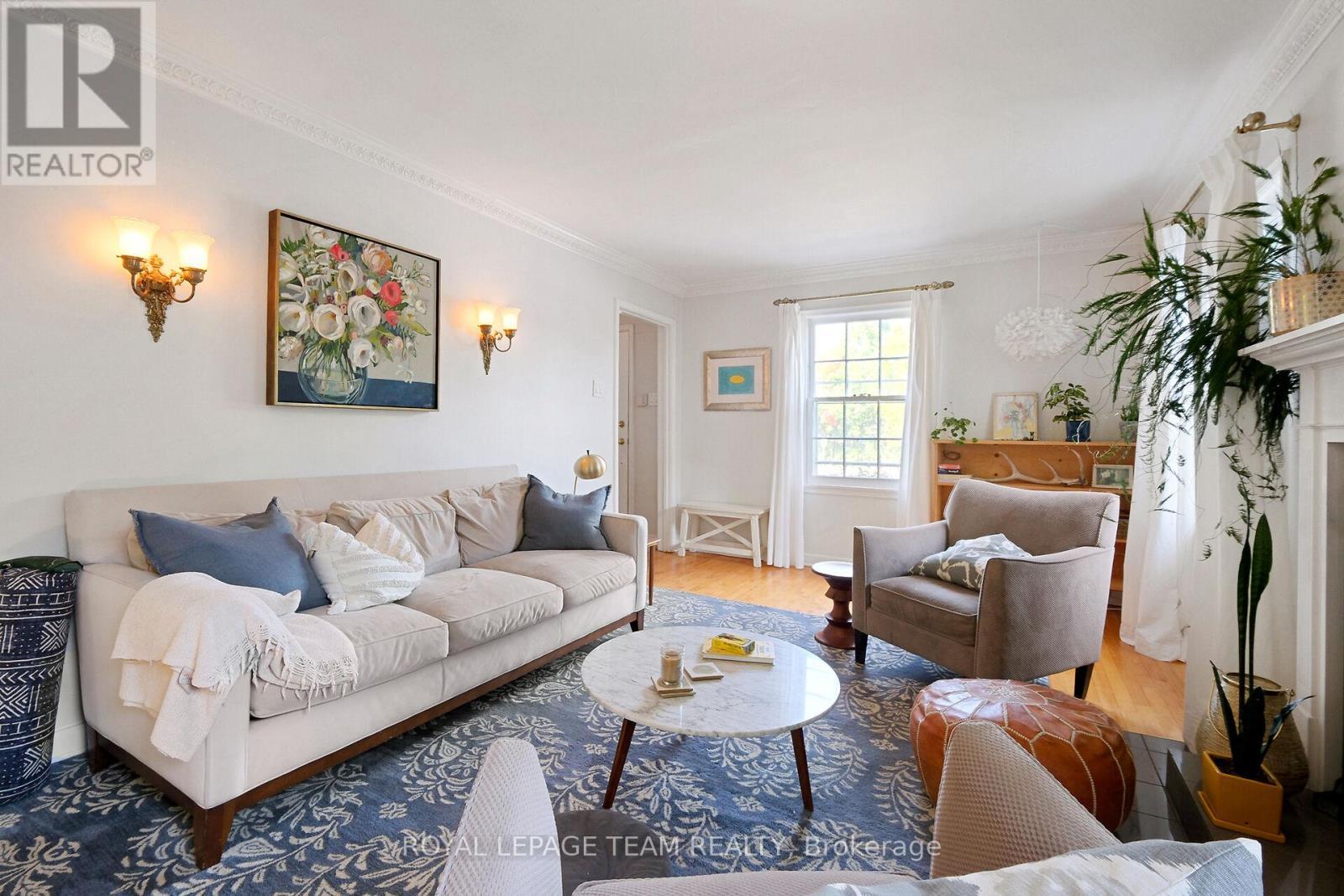 16 Sandridge Road, Ottawa, ON - Indoor Photo Showing Living Room