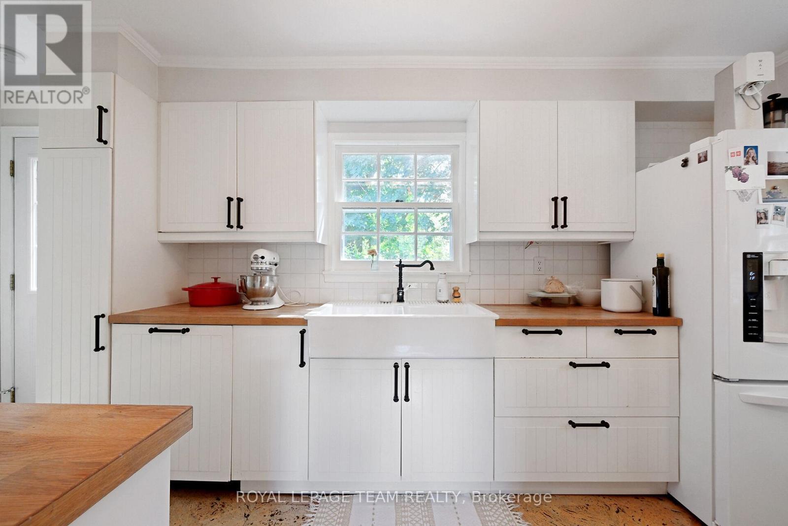 16 Sandridge Road, Ottawa, ON - Indoor Photo Showing Kitchen