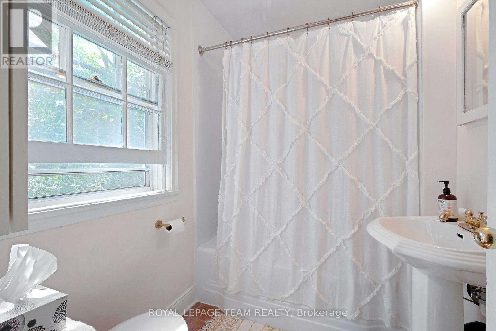 16 Sandridge Road, Ottawa, ON - Indoor Photo Showing Bathroom