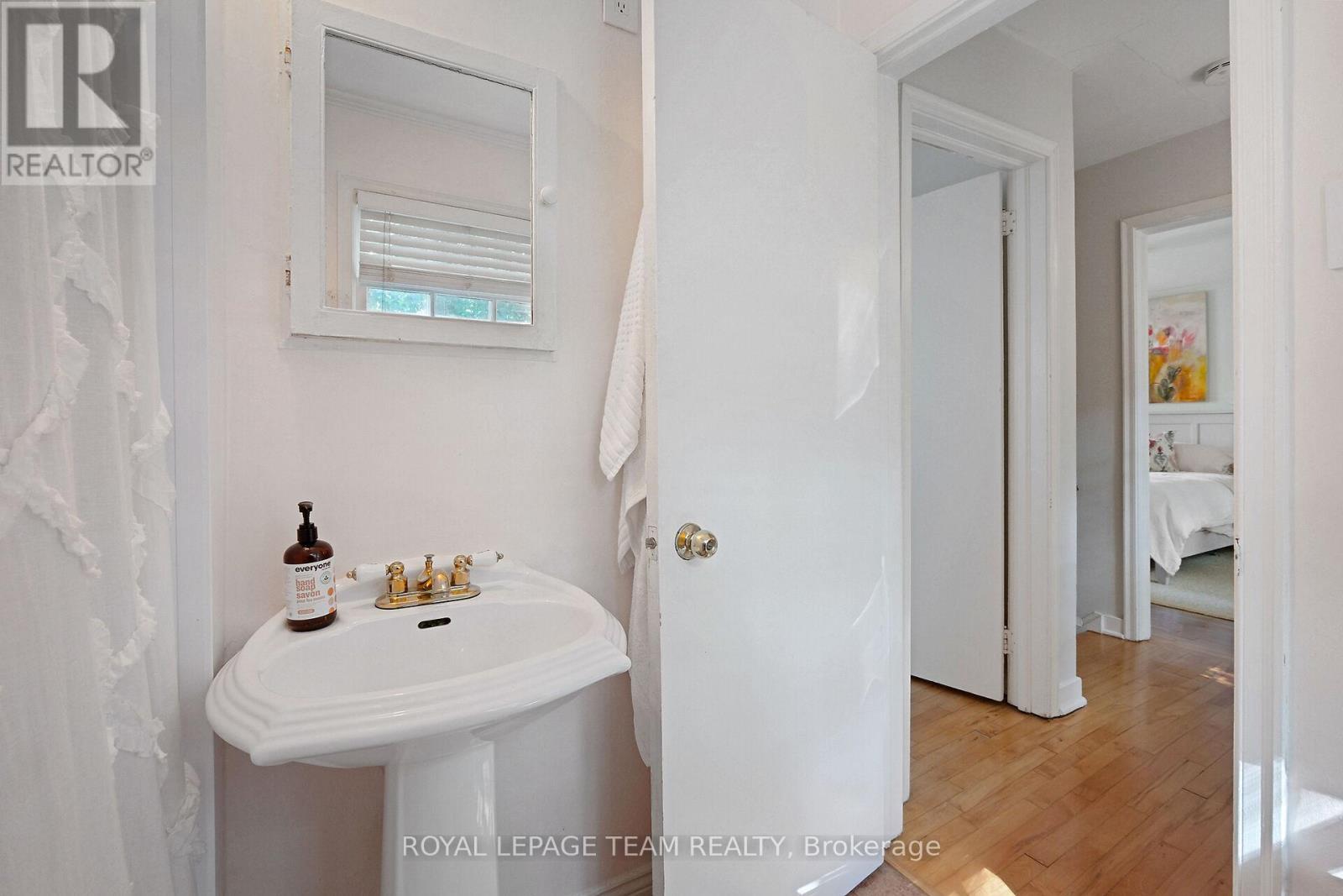 16 Sandridge Road, Ottawa, ON - Indoor Photo Showing Bathroom