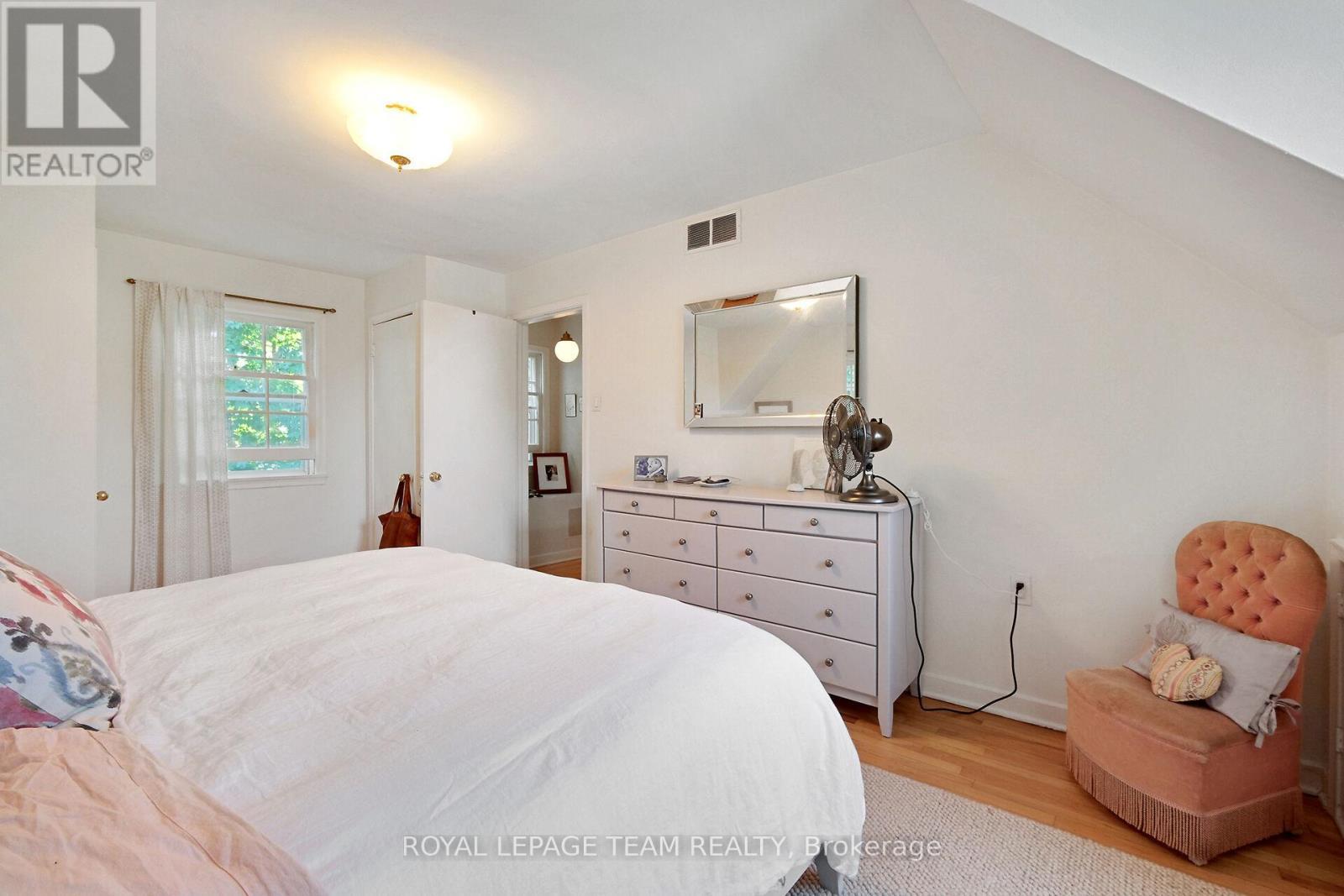 16 Sandridge Road, Ottawa, ON - Indoor Photo Showing Bedroom