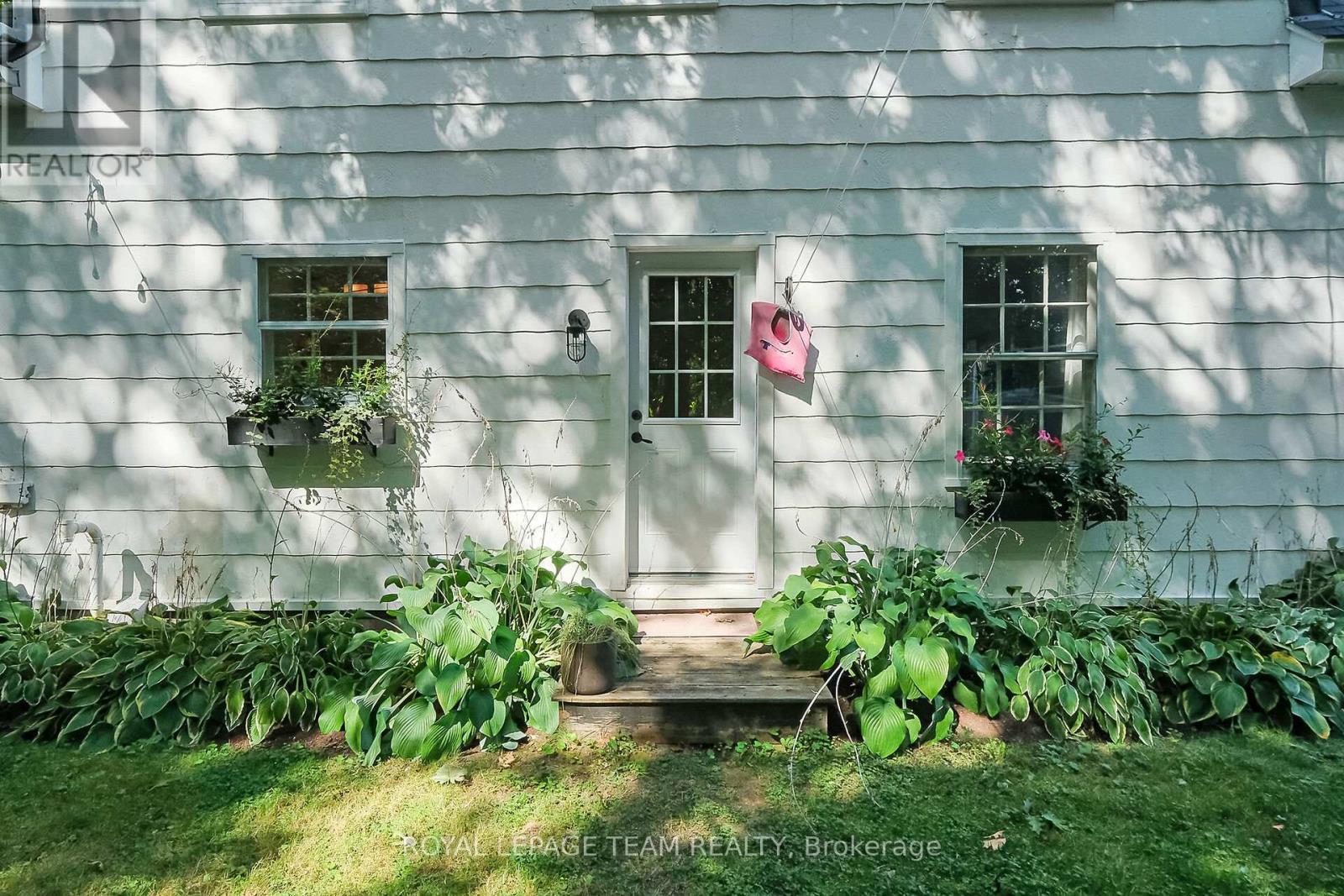 16 Sandridge Road, Ottawa, ON - Outdoor