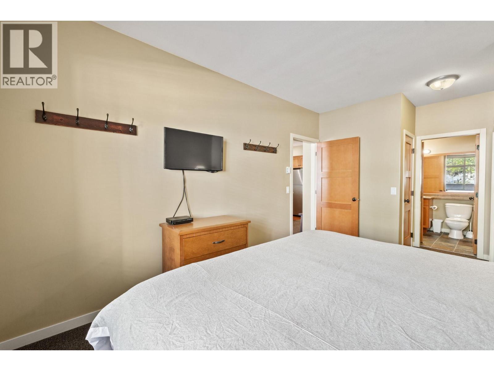 255 Feathertop Way Unit# 202, Big White, BC - Indoor Photo Showing Bedroom