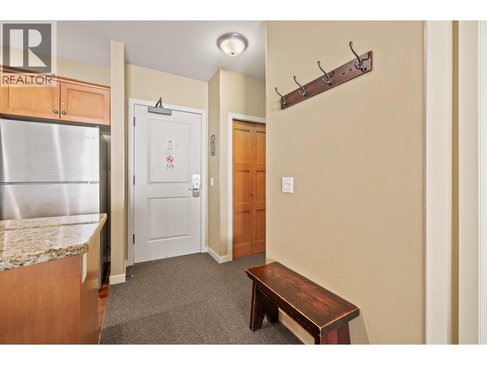 255 Feathertop Way Unit# 202, Big White, BC - Indoor Photo Showing Kitchen