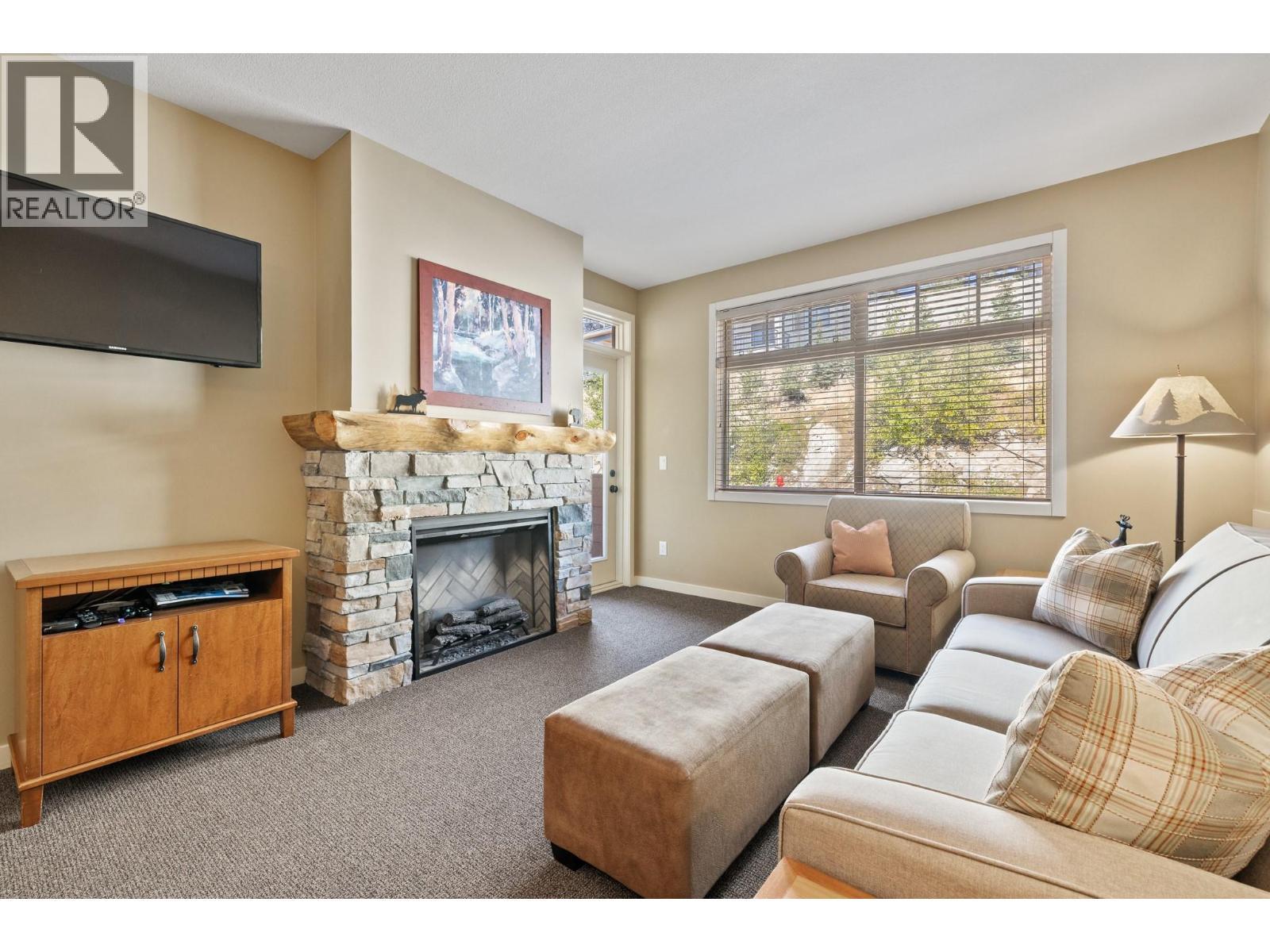 255 Feathertop Way Unit# 202, Big White, BC - Indoor Photo Showing Living Room With Fireplace