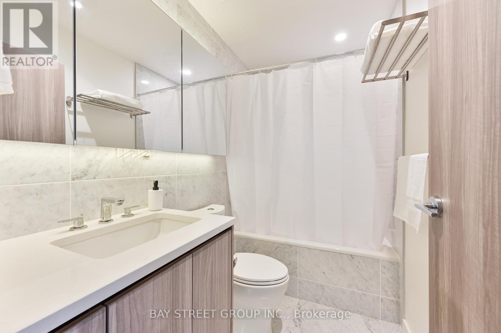 3808 - 85 Mcmahon Drive, Toronto, ON - Indoor Photo Showing Bathroom