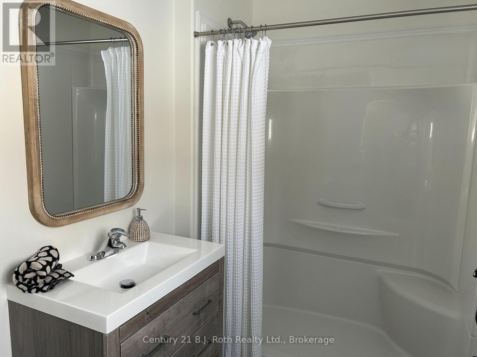 Bathroom 1 - 1 Waagosh Miikans Lane W, Christian Island 30 (Beausoleil First Nation), ON - Indoor Photo Showing Bathroom