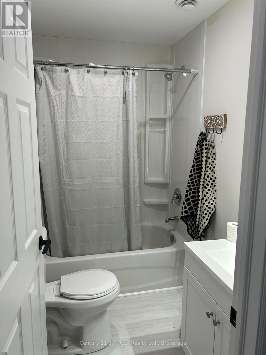 Bathroom 2 - 1 Waagosh Miikans Lane W, Christian Island 30 (Beausoleil First Nation), ON - Indoor Photo Showing Bathroom