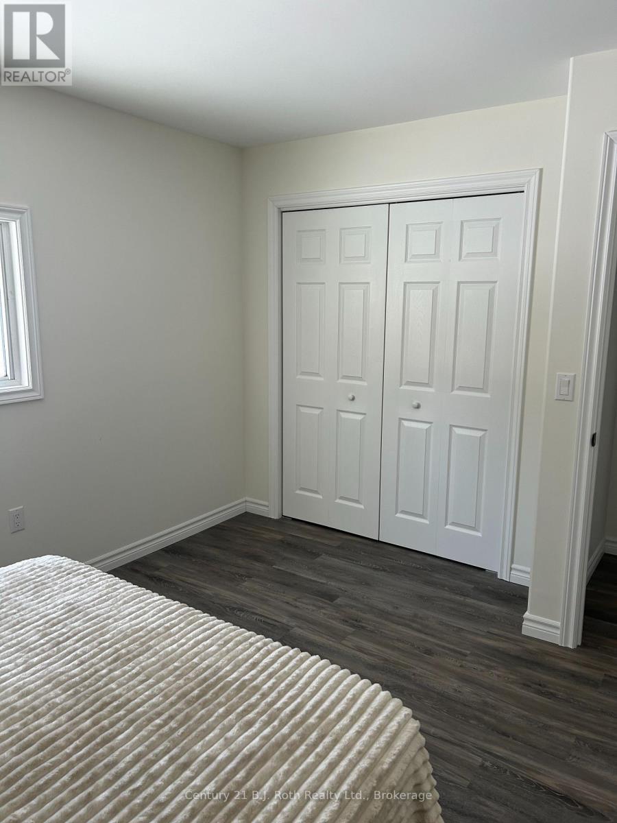 1 Waagosh Miikans Lane W, Christian Island 30 (Beausoleil First Nation), ON - Indoor Photo Showing Bedroom