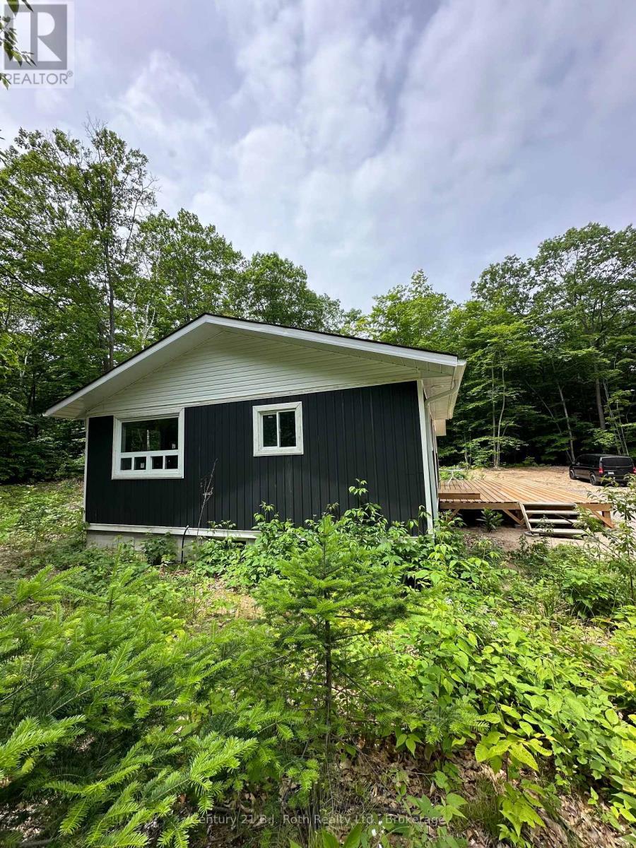Side of Cottage - 1 Waagosh Miikans Lane W, Christian Island 30 (Beausoleil First Nation), ON - Outdoor