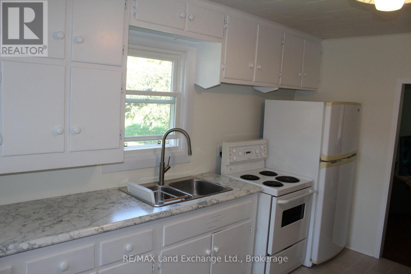 415 Elgin Street S, Kincardine, ON - Indoor Photo Showing Kitchen With Double Sink