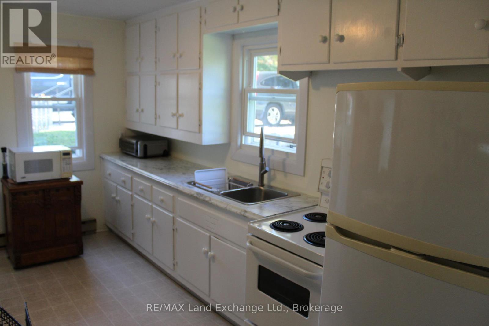 415 Elgin Street S, Kincardine, ON - Indoor Photo Showing Kitchen With Double Sink