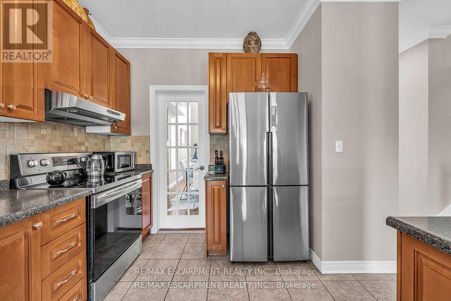 38 Sunbeam Drive, Hamilton, ON - Indoor Photo Showing Kitchen