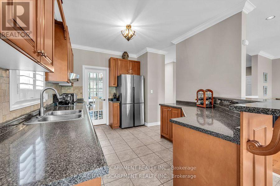 38 Sunbeam Drive, Hamilton, ON - Indoor Photo Showing Kitchen With Double Sink