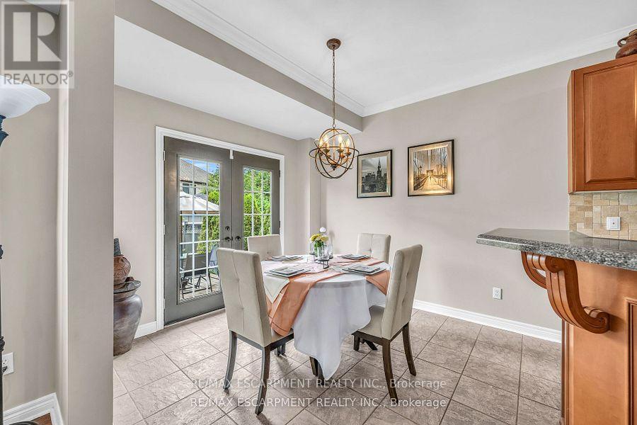 38 Sunbeam Drive, Hamilton, ON - Indoor Photo Showing Dining Room