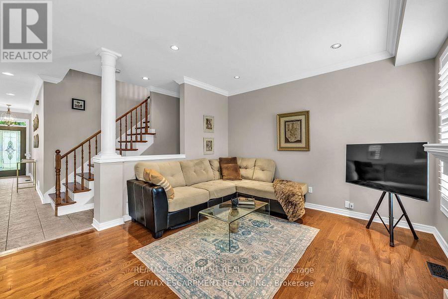 38 Sunbeam Drive, Hamilton, ON - Indoor Photo Showing Living Room